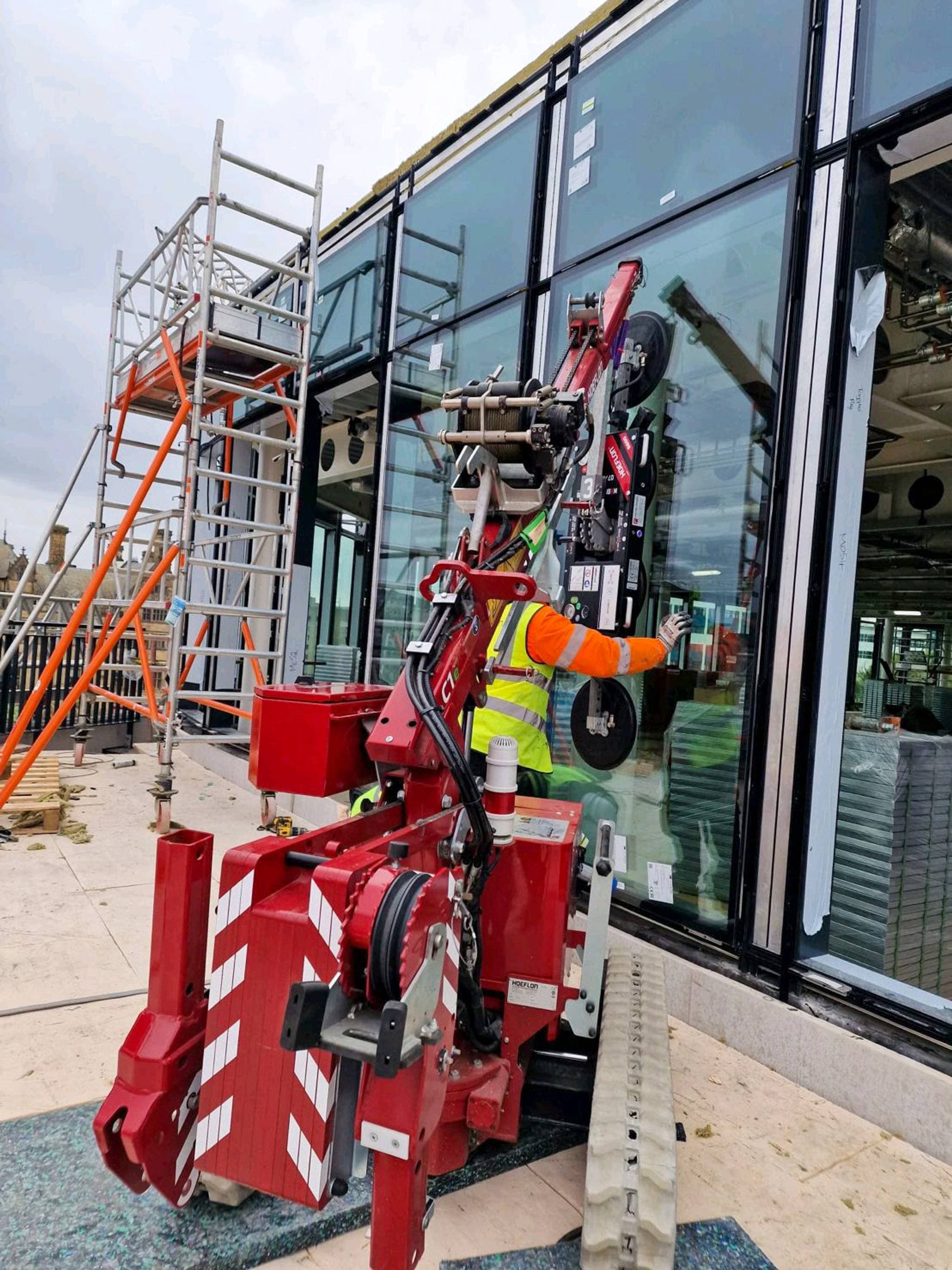 Hoeflon C1e with glass suction device working in England.
