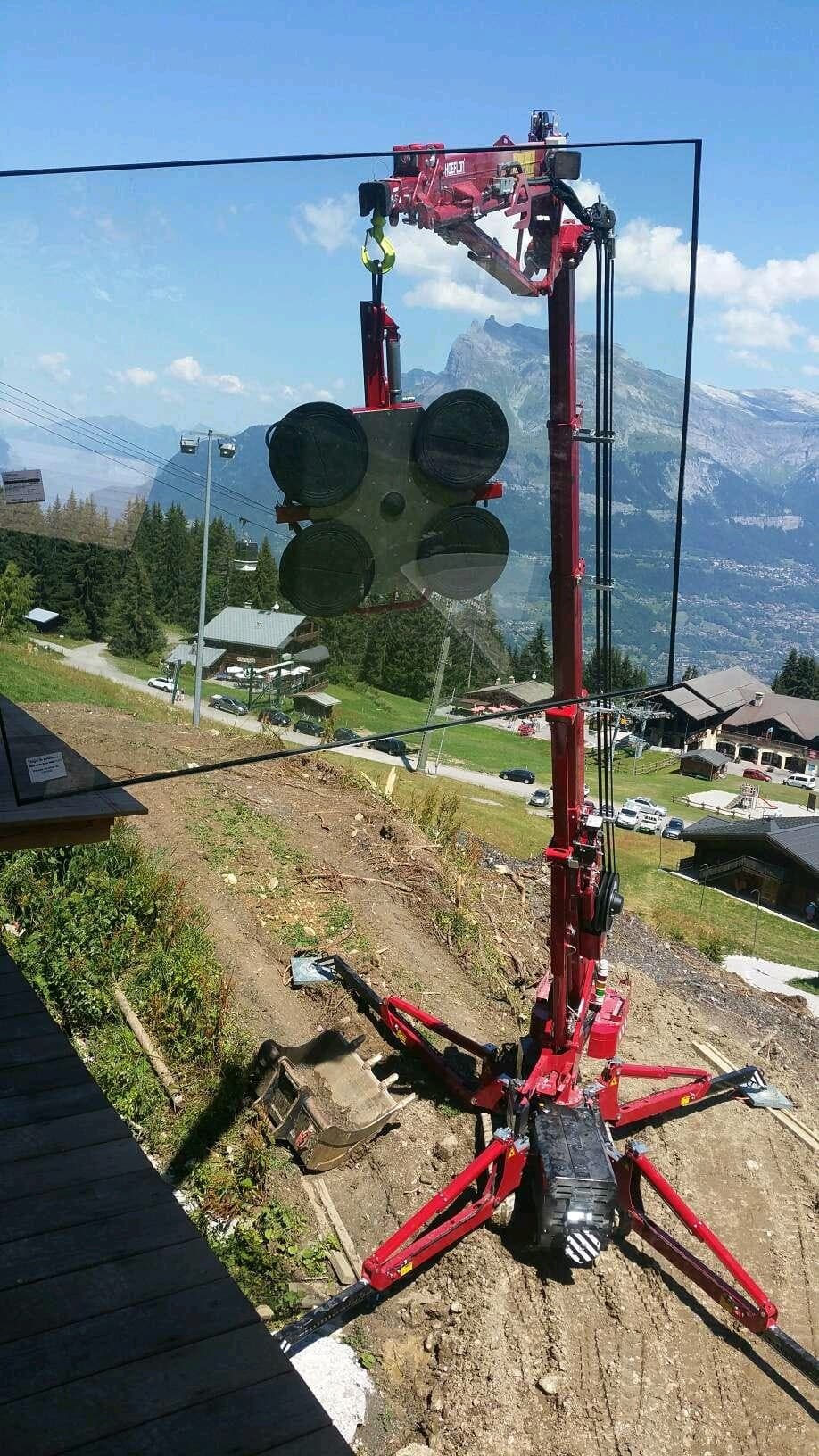 Hoeflon C6e in an upright position lifting a window with a glass suction device.