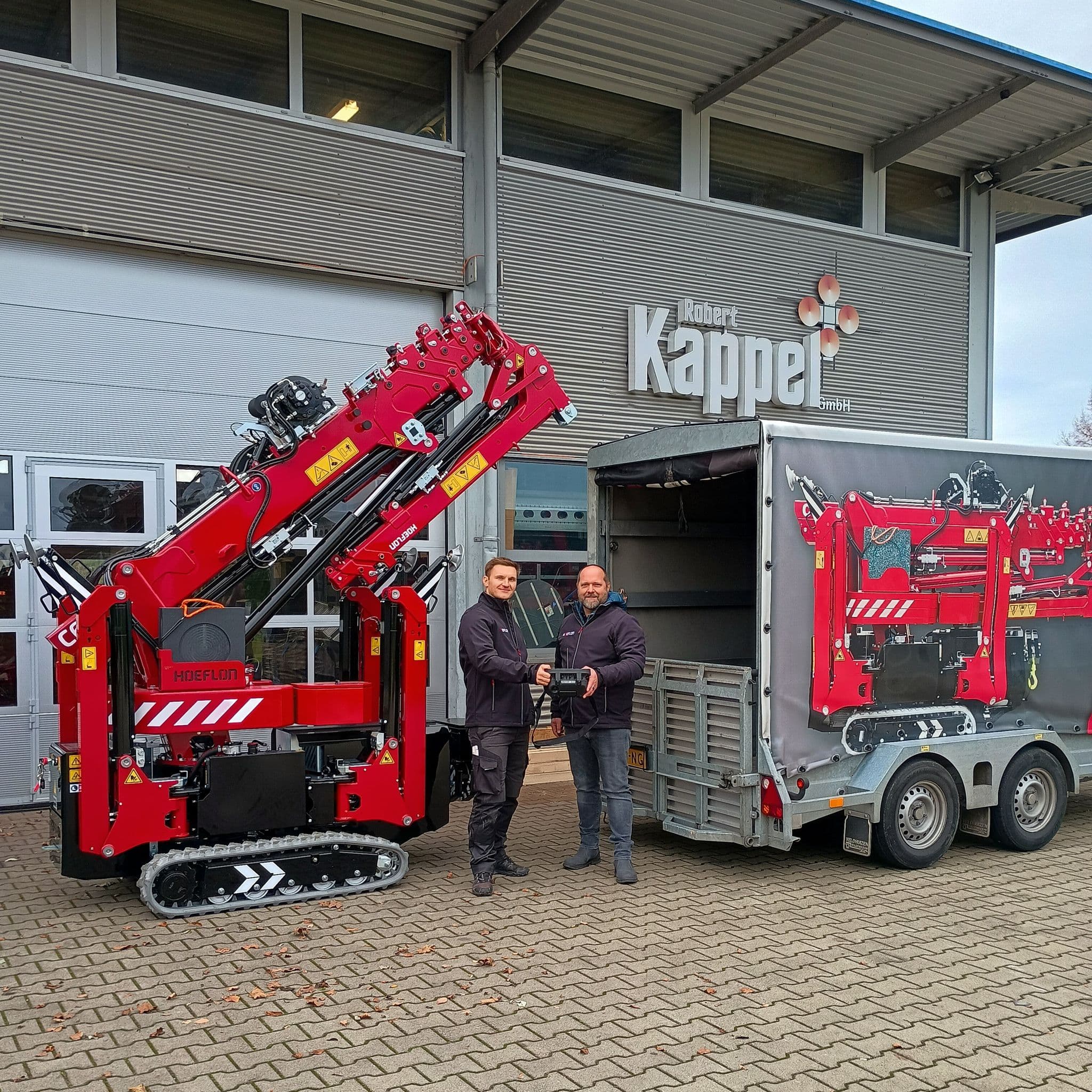 Handing over a Hoeflon crane at Robert Kappel GmbH.