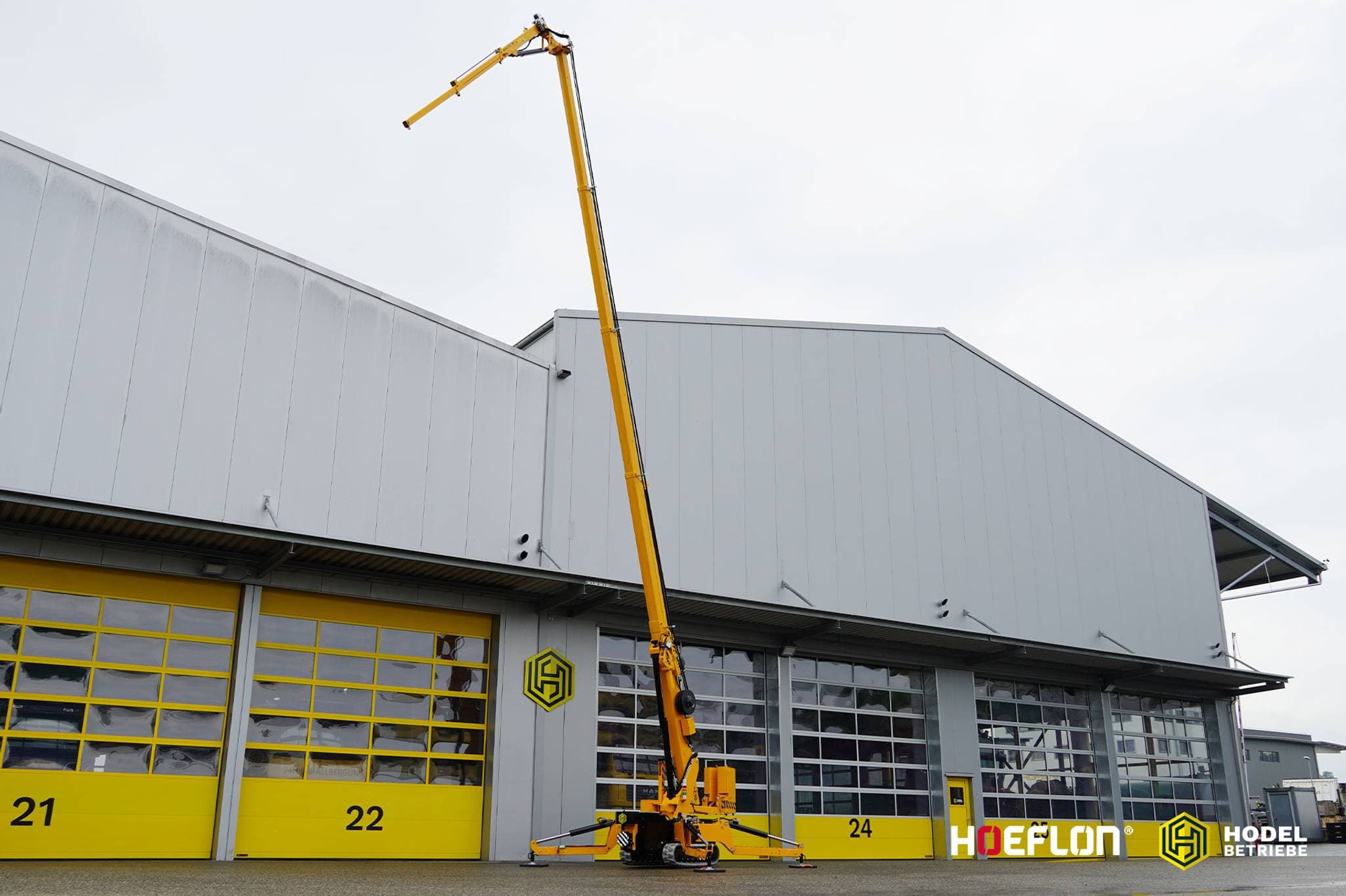 Hoeflon C10e crawler crane with high boom for a building.