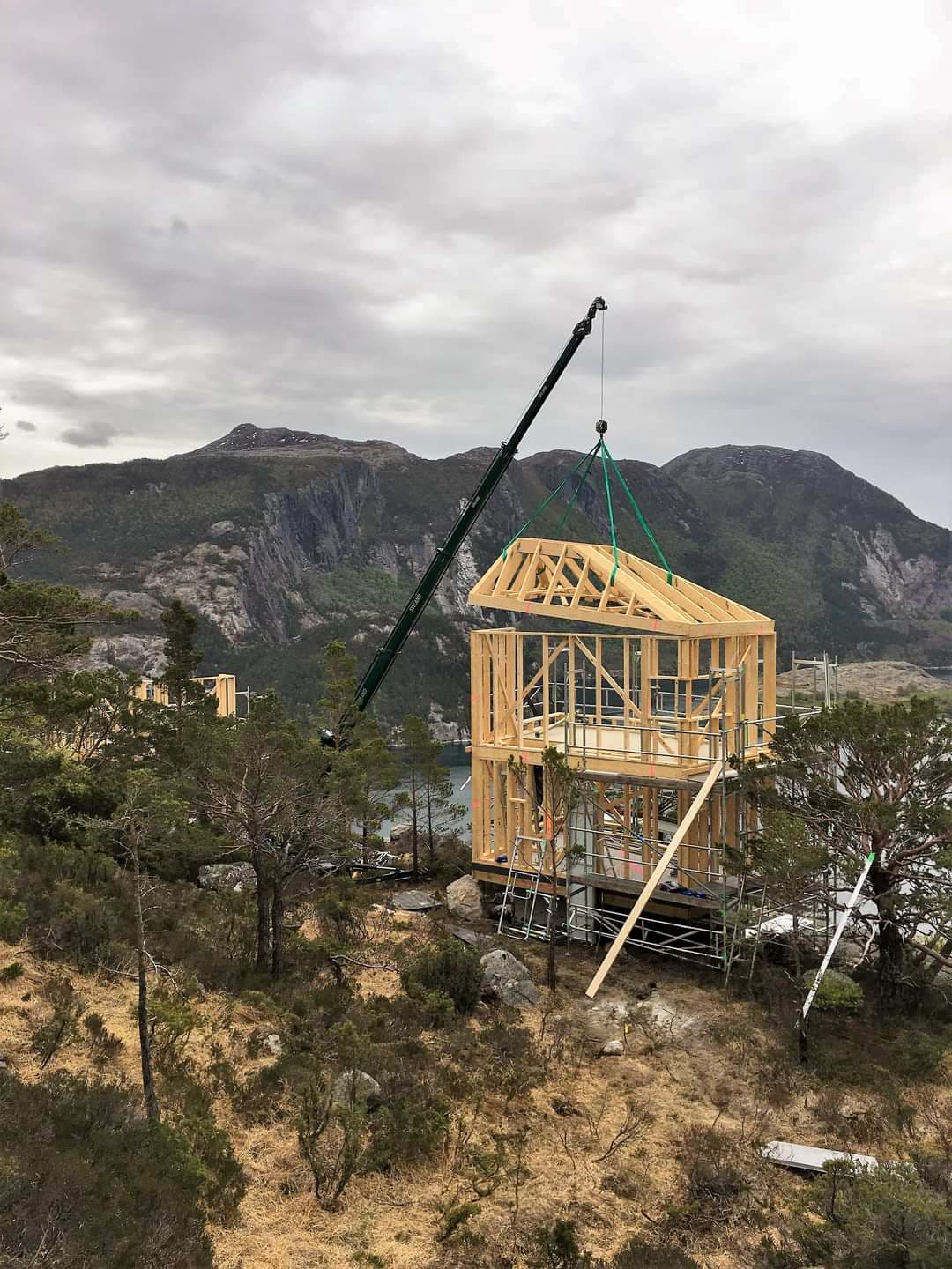 Hoeflon C6e crane lifting a roof structure in Norway.