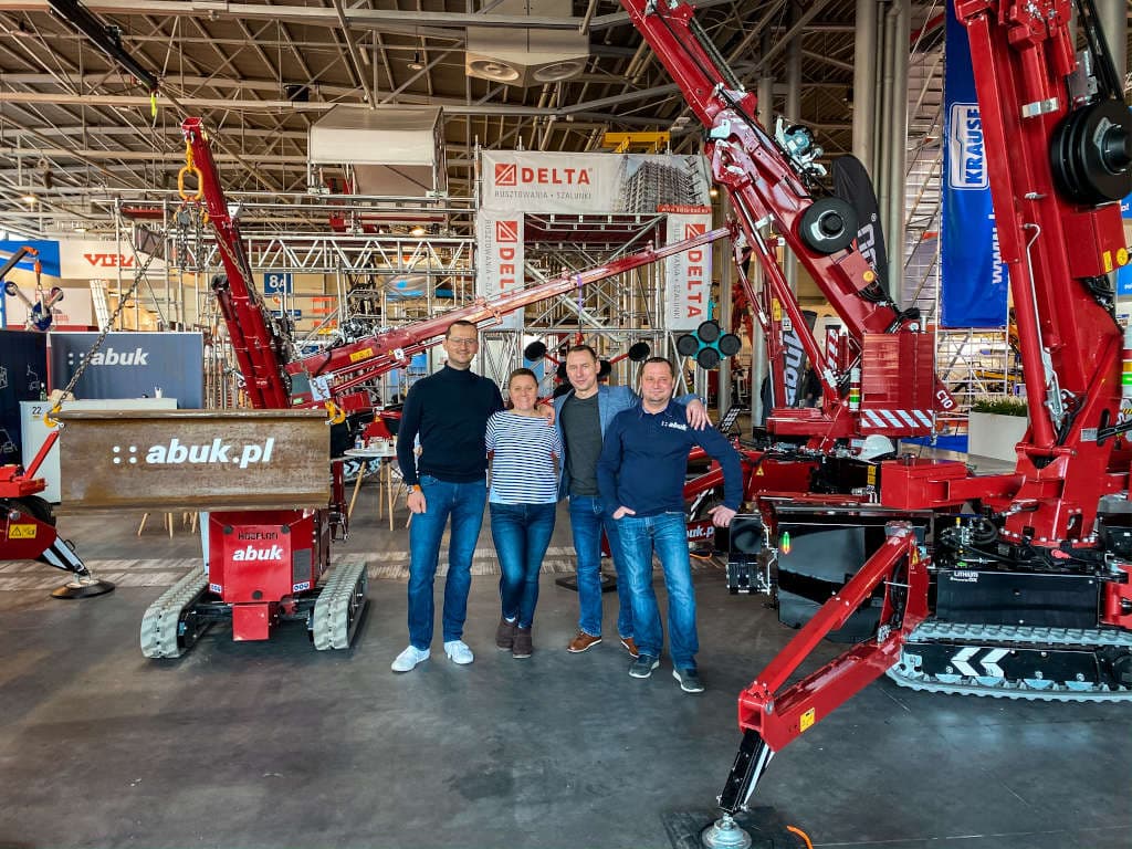 Group of people with Hoeflon cranes and abuk.pl sign.