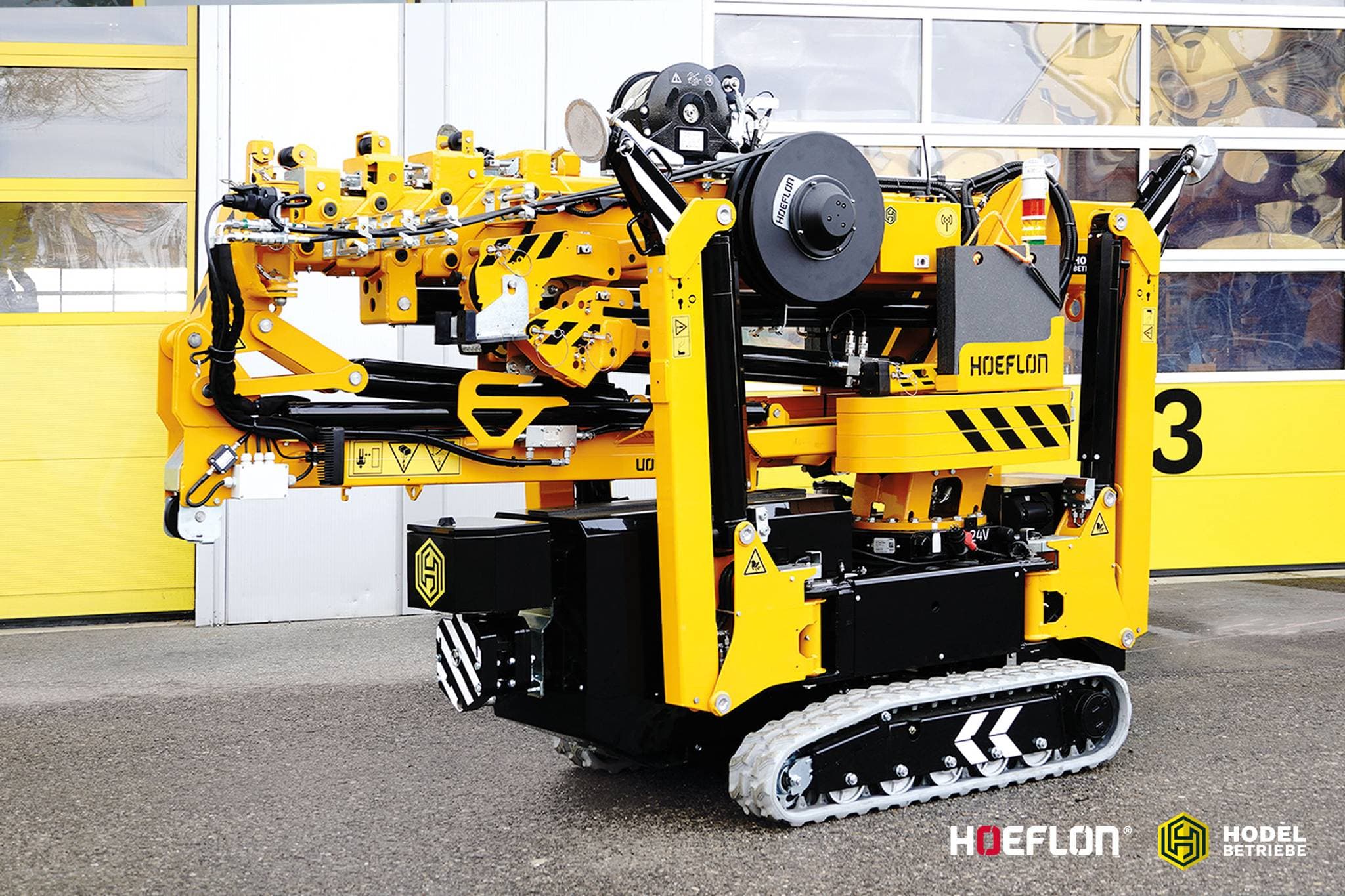 Hoeflon C6e crawler crane.